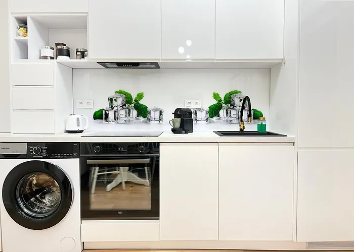 Premium & Quiet Next To Main Square *