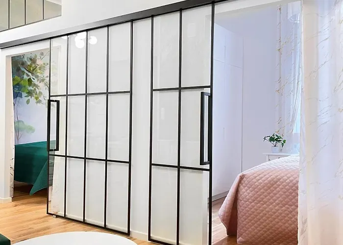 Premium & Quiet Next To Main Square *