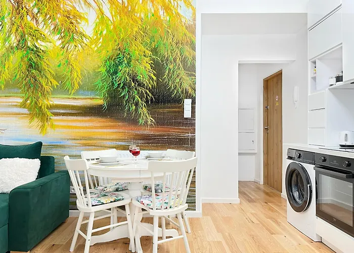 Premium & Quiet Next To Main Square *