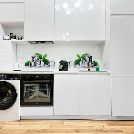 Premium & Quiet Next To Main Square *