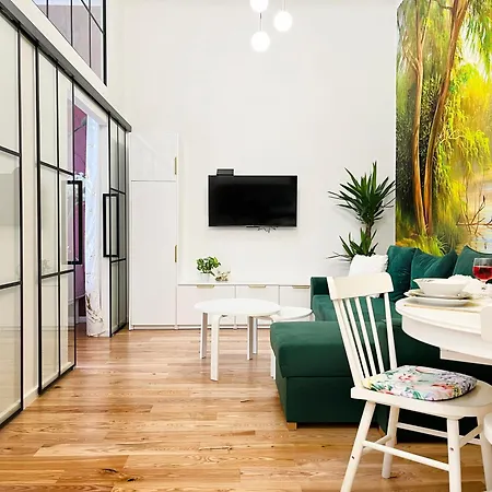 Premium & Quiet Next To Main Square