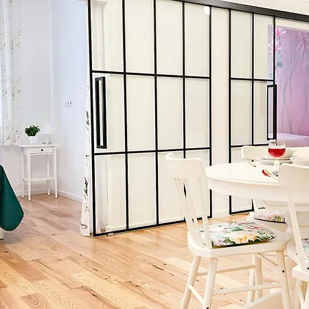 Premium & Quiet Next To Main Square Apartment