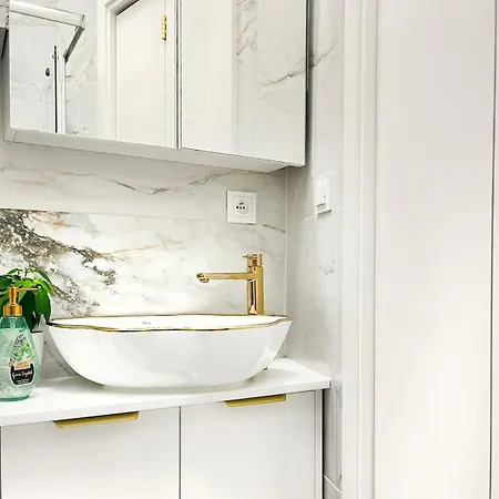 Premium & Quiet Next To Main Square Apartment