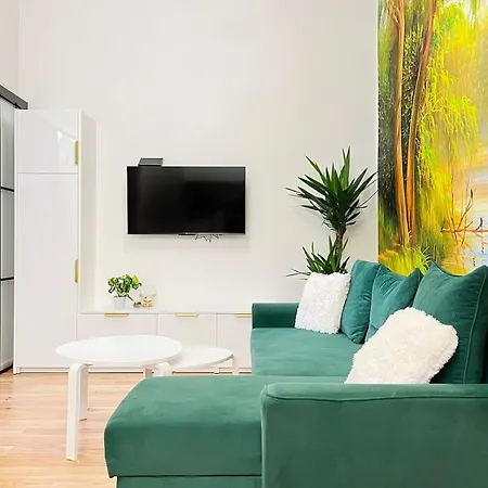 Premium & Quiet Next To Main Square *